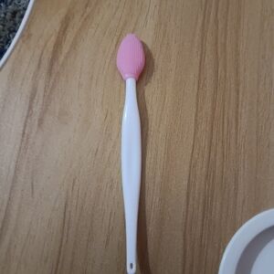 Pink pore brush